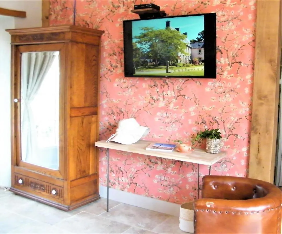 Kergroaz Manor: Luxury Countryside Retreat with Gourmet Dining & Outdoor Jacuzzi Bed & Breakfast Yvias