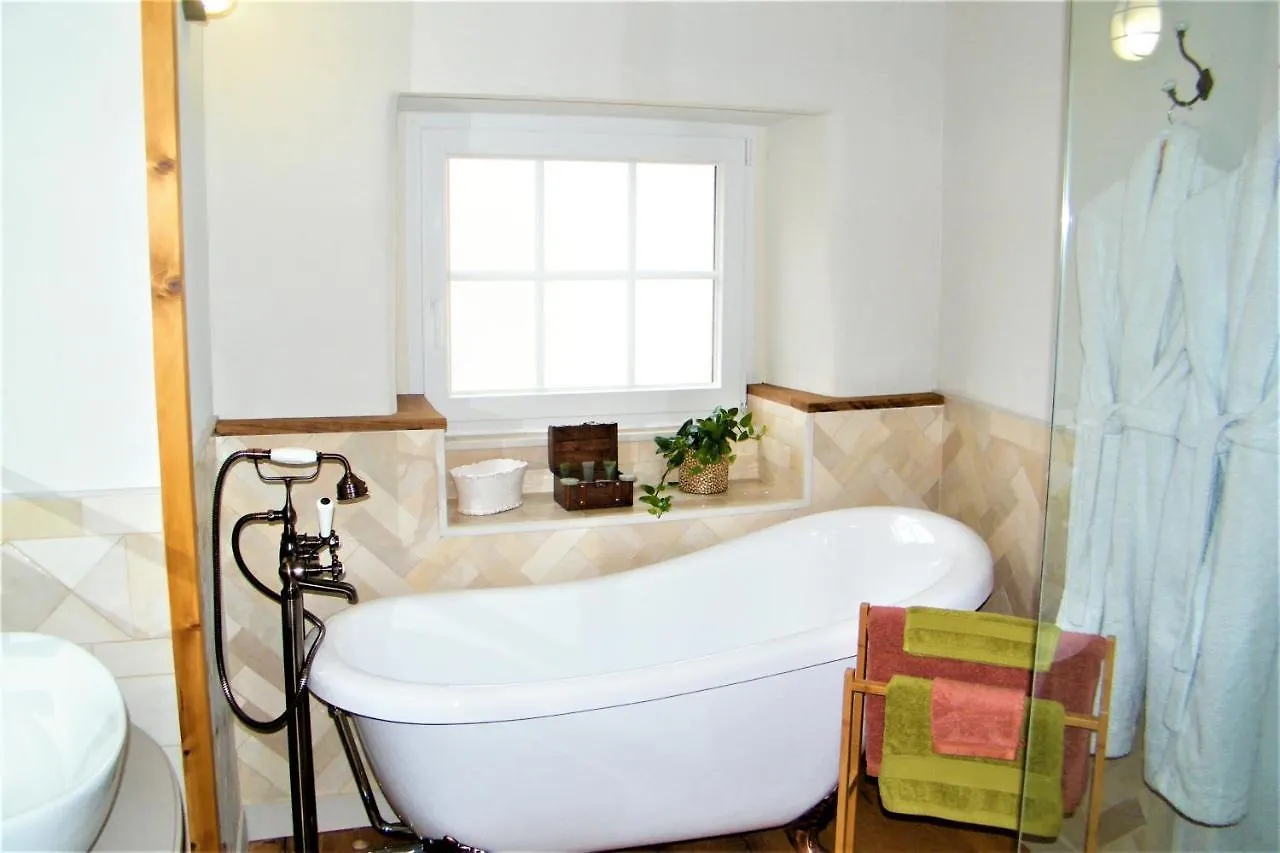 Kergroaz Manor: Luxury Countryside Retreat with Gourmet Dining & Outdoor Jacuzzi Bed & Breakfast Yvias 0*,