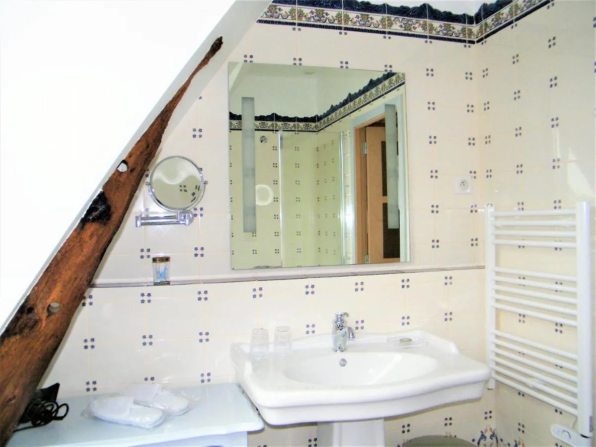 Kergroaz Manor: Luxury Countryside Retreat with Gourmet Dining & Outdoor Jacuzzi Bed & Breakfast Yvias