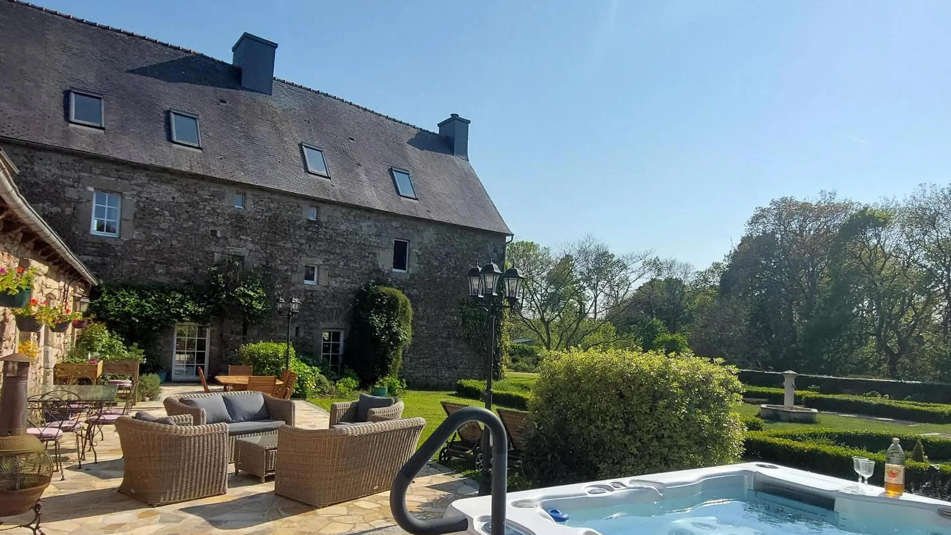 Kergroaz Manor: Luxury Countryside Retreat with Gourmet Dining & Outdoor Jacuzzi Bed & Breakfast Yvias